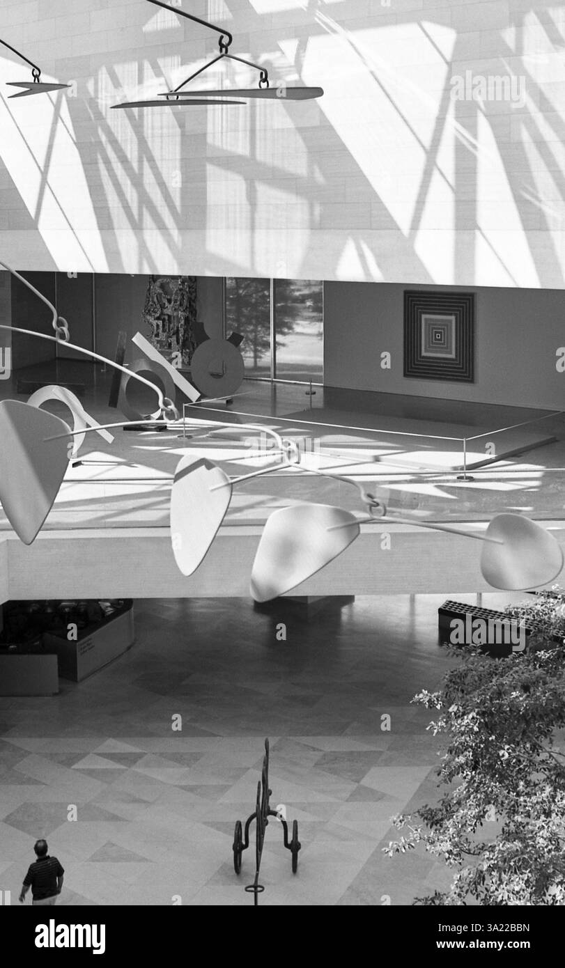 Fotografia in bianco e nero scattata su un film a grana fine che mostra gli interni della National Gallery di Washington D.C. East Building progettato dal famoso architetto I.M. Pei e aperto nel giugno 1978. Scultura mobile di Calder e alcuni dipinti di Mark Rothko in mostra. Foto scattate nel maggio 1984. Foto Stock