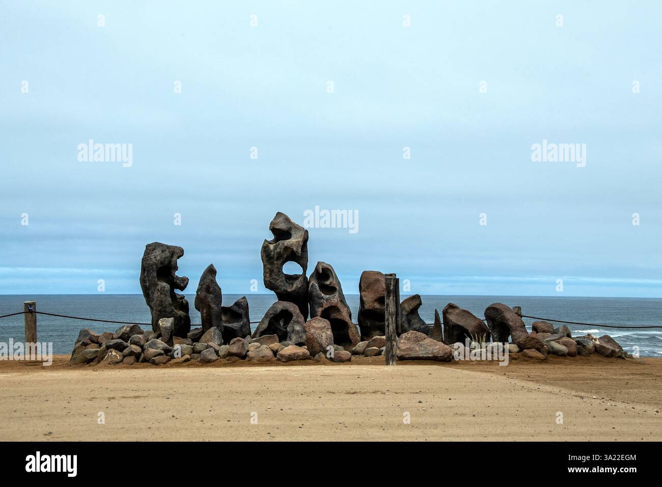 Una pila scolpita di rocce meteorologiche sulla duna che si affaccia sul mare a Henties Bay sulla Skeleton Coast, Namibia. Foto Stock