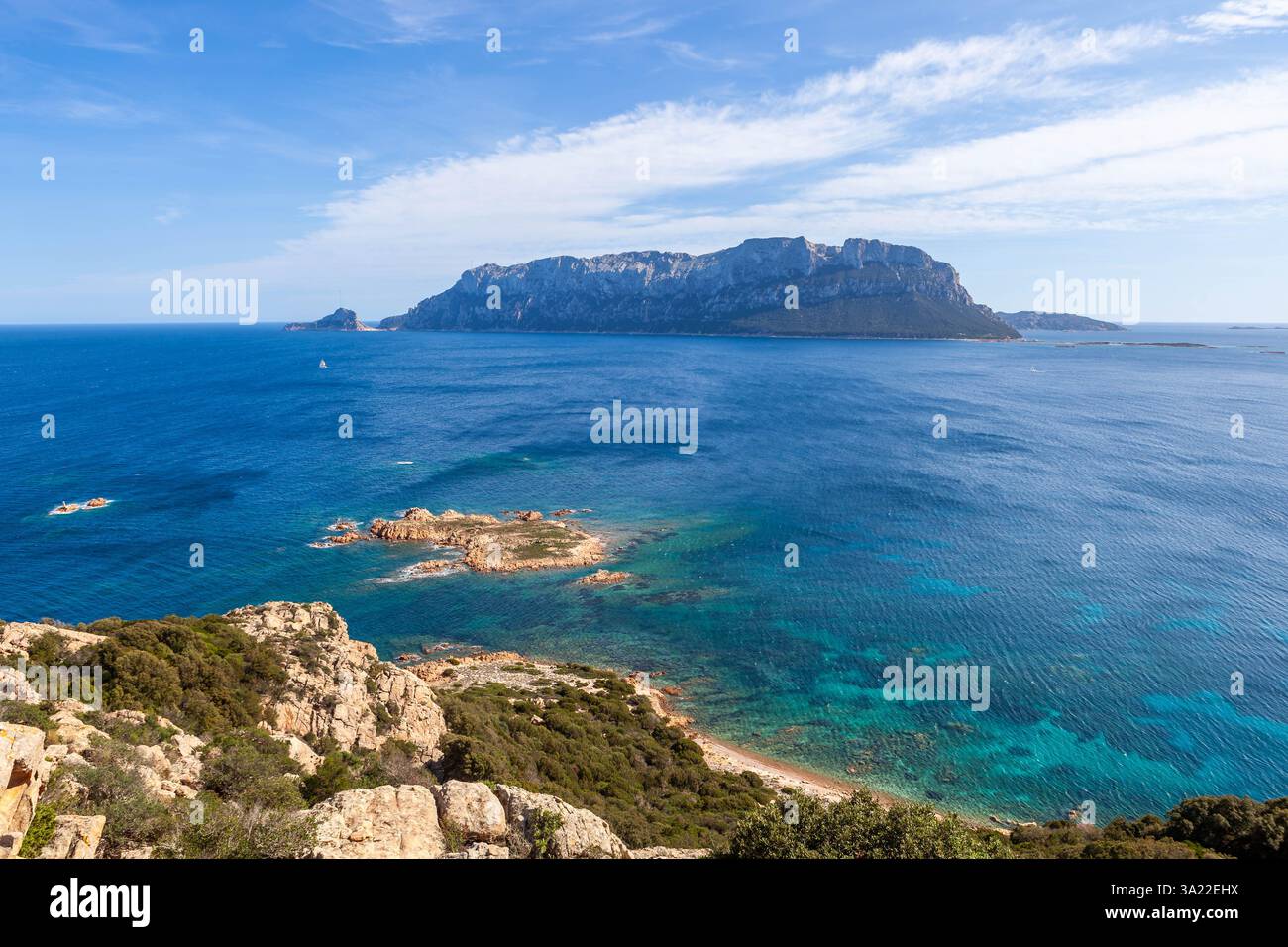 Sardegna. Incredibile vista aerea del cristallino e vibrante blu smeraldo turchese del Mediterraneo e dell'isola di Tavolara. Incredibile paesaggio sardo. Foto Stock