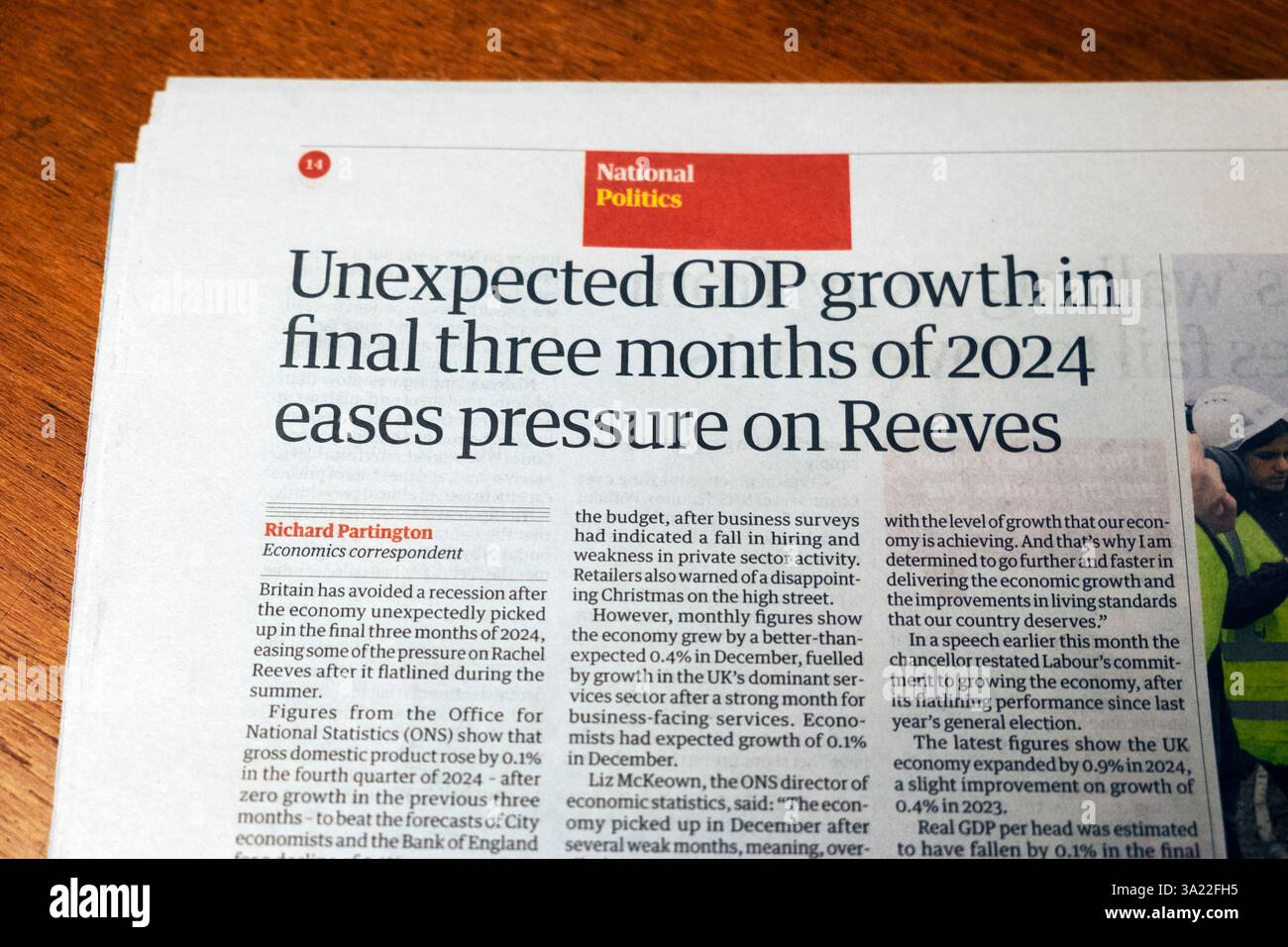 "L'inaspettata crescita del PIL negli ultimi tre mesi del 2024 facilita la pressione su Reeves", il quotidiano britannico Guardian, titolo economia inglese articolo 14 febbraio 2025 Regno Unito Foto Stock