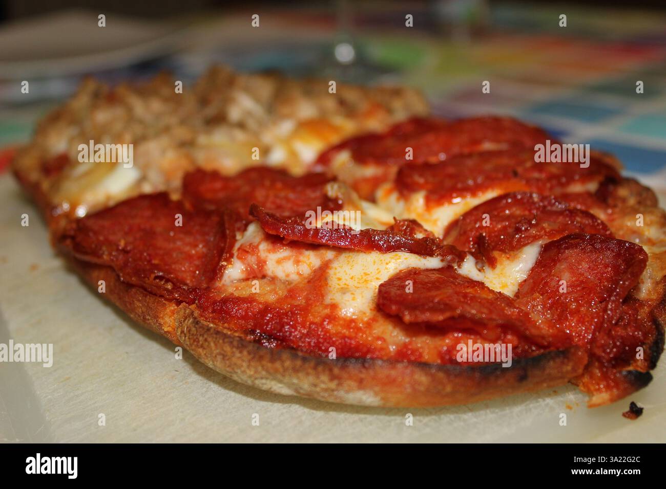 shot grandangolare di due pizze aromatizzate posizionate su un tavolo Foto Stock