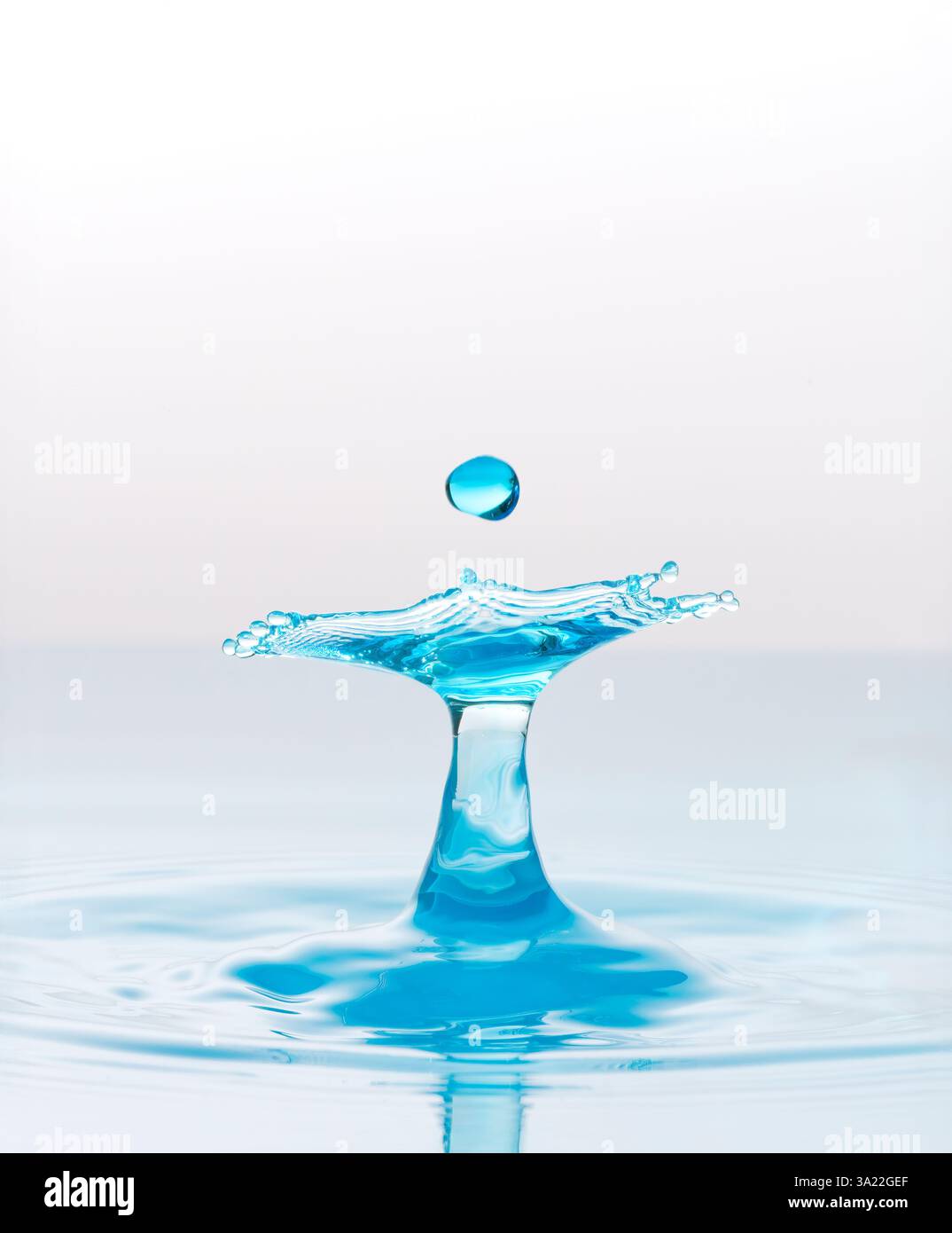 Immagini stravaganti di due gocce d'acqua che si scontrano creando forme insolite Foto Stock