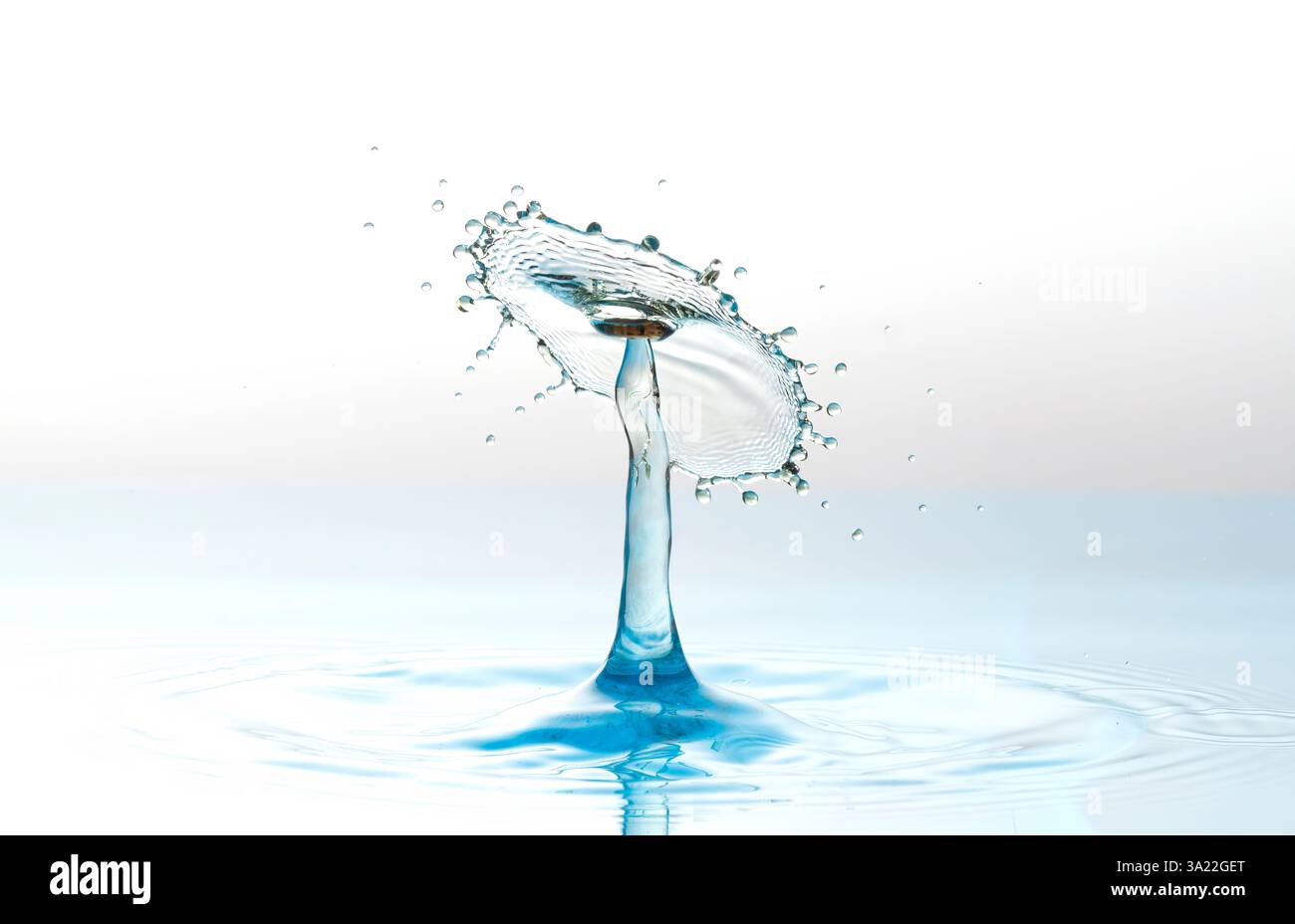 Immagini stravaganti di due gocce d'acqua che si scontrano creando forme insolite Foto Stock