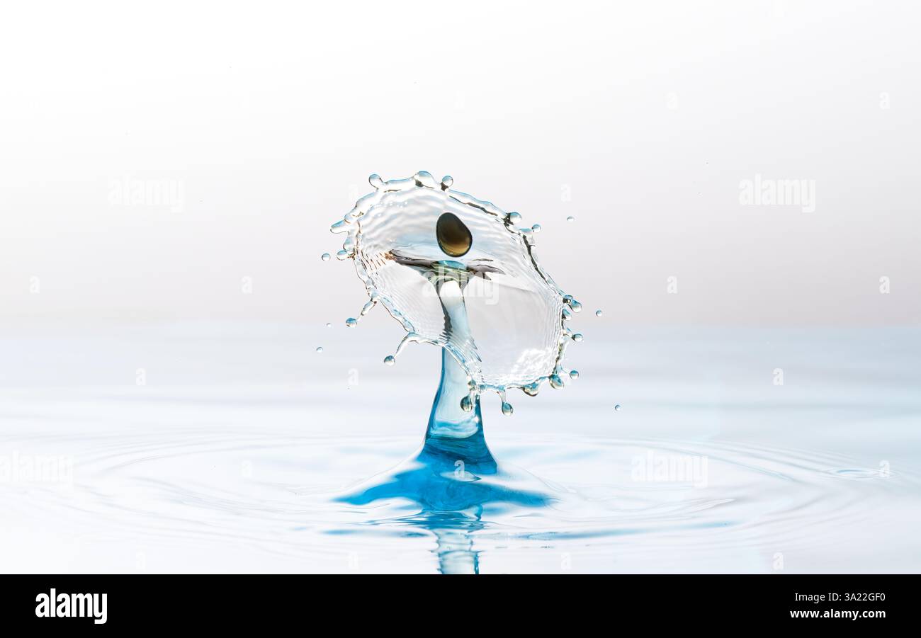 Immagini stravaganti di due gocce d'acqua che si scontrano creando forme insolite Foto Stock