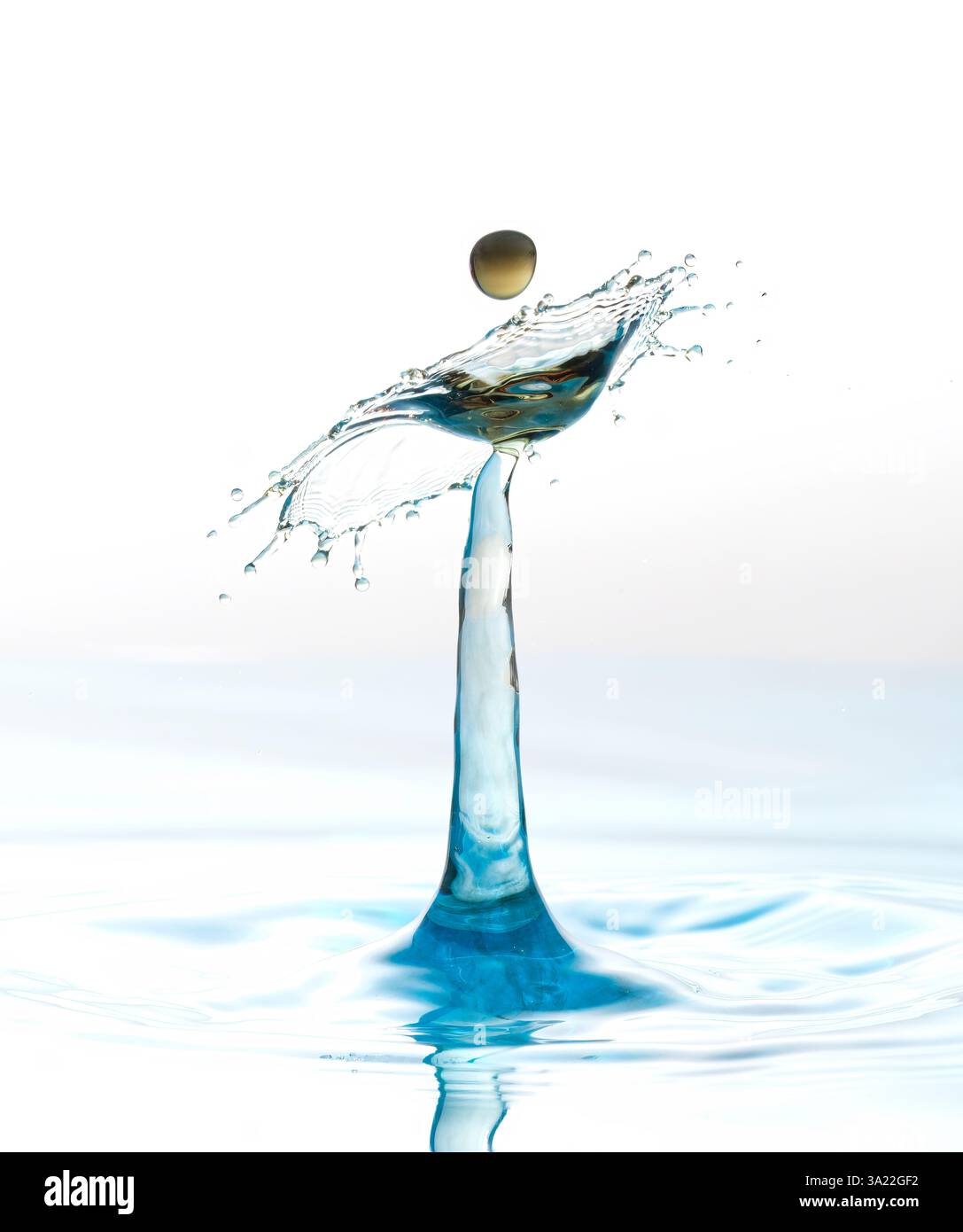 Immagini stravaganti di due gocce d'acqua che si scontrano creando forme insolite Foto Stock