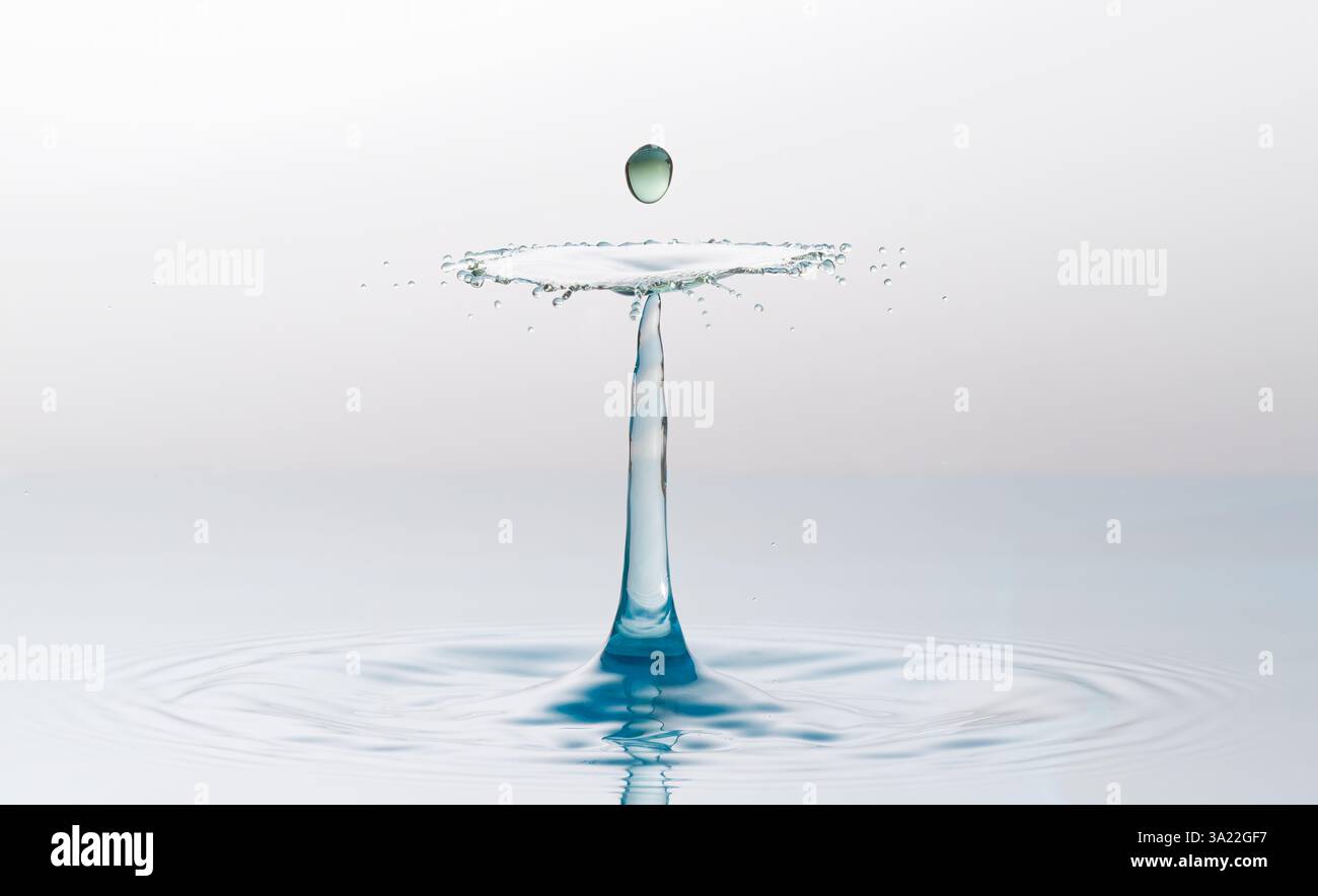 Immagini stravaganti di due gocce d'acqua che si scontrano creando forme insolite Foto Stock