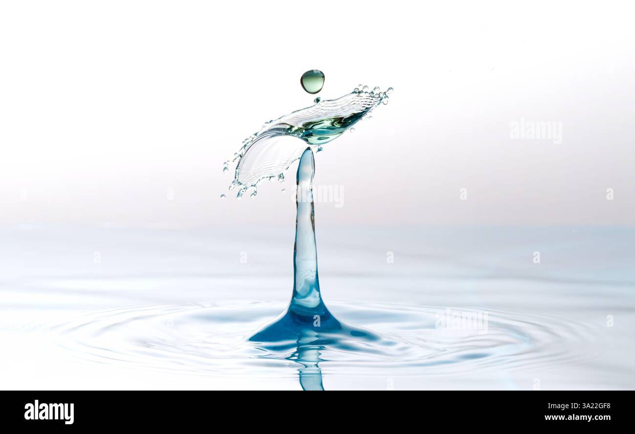 Immagini stravaganti di due gocce d'acqua che si scontrano creando forme insolite Foto Stock