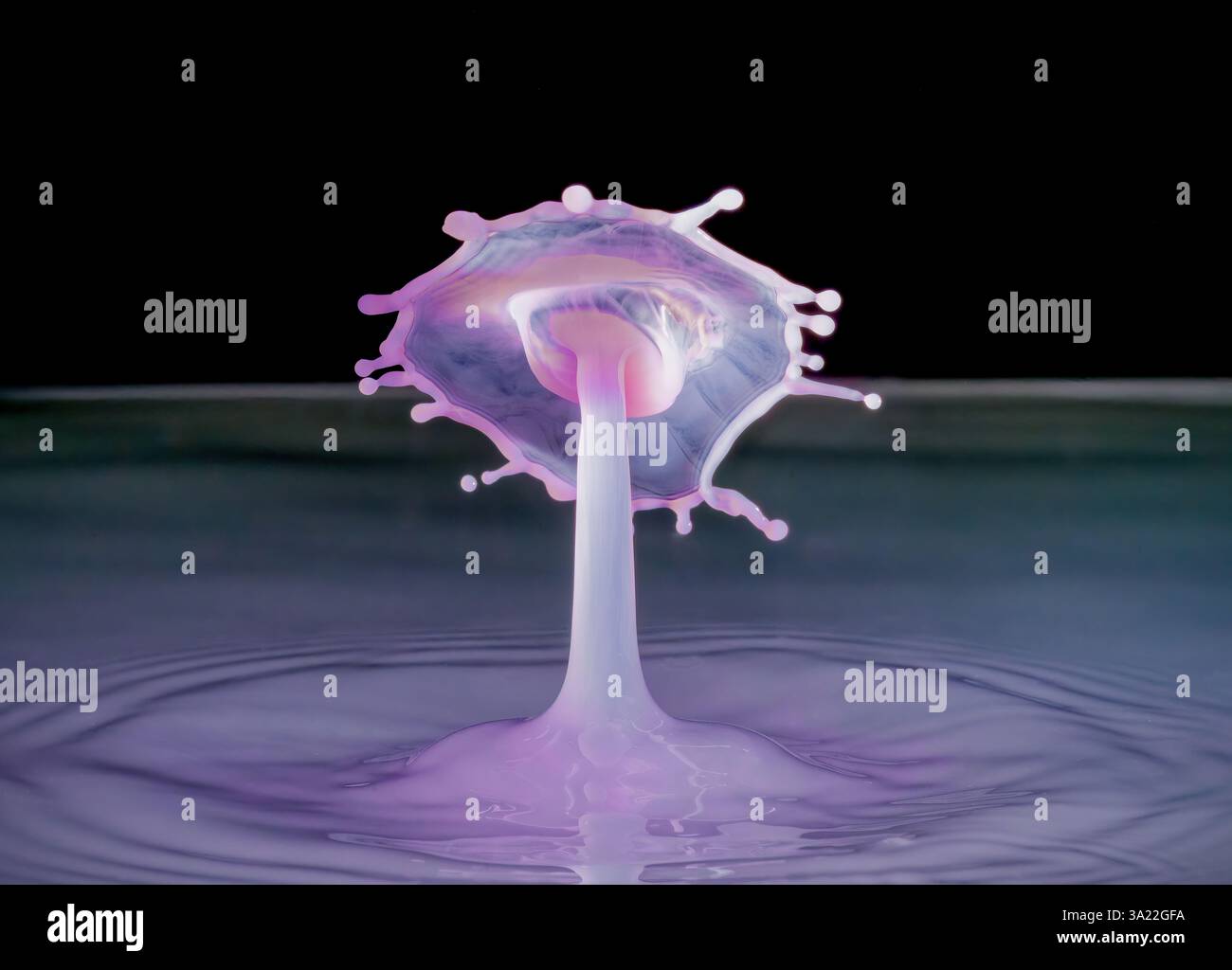 Immagini stravaganti di due gocce d'acqua che si scontrano creando forme insolite Foto Stock