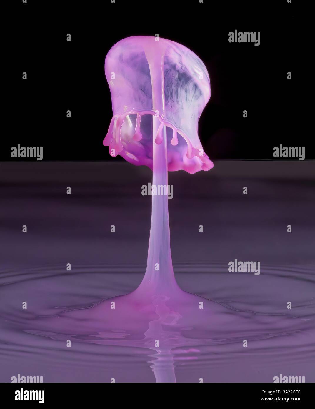 Immagini stravaganti di due gocce d'acqua che si scontrano creando forme insolite Foto Stock