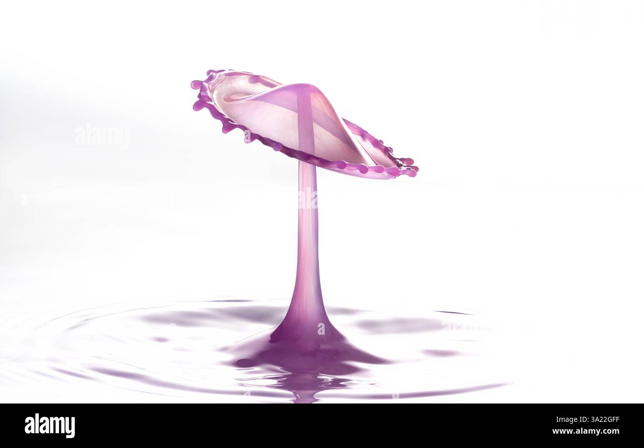 Immagini stravaganti di due gocce d'acqua che si scontrano creando forme insolite Foto Stock