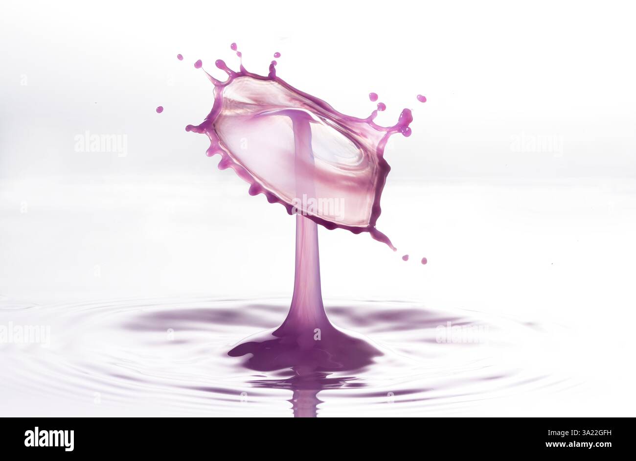 Immagini stravaganti di due gocce d'acqua che si scontrano creando forme insolite Foto Stock