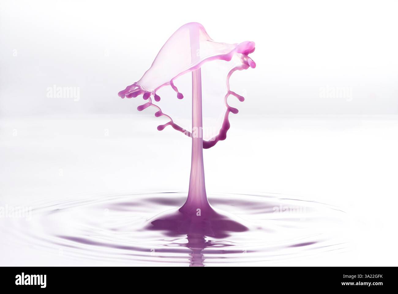 Immagini stravaganti di due gocce d'acqua che si scontrano creando forme insolite Foto Stock