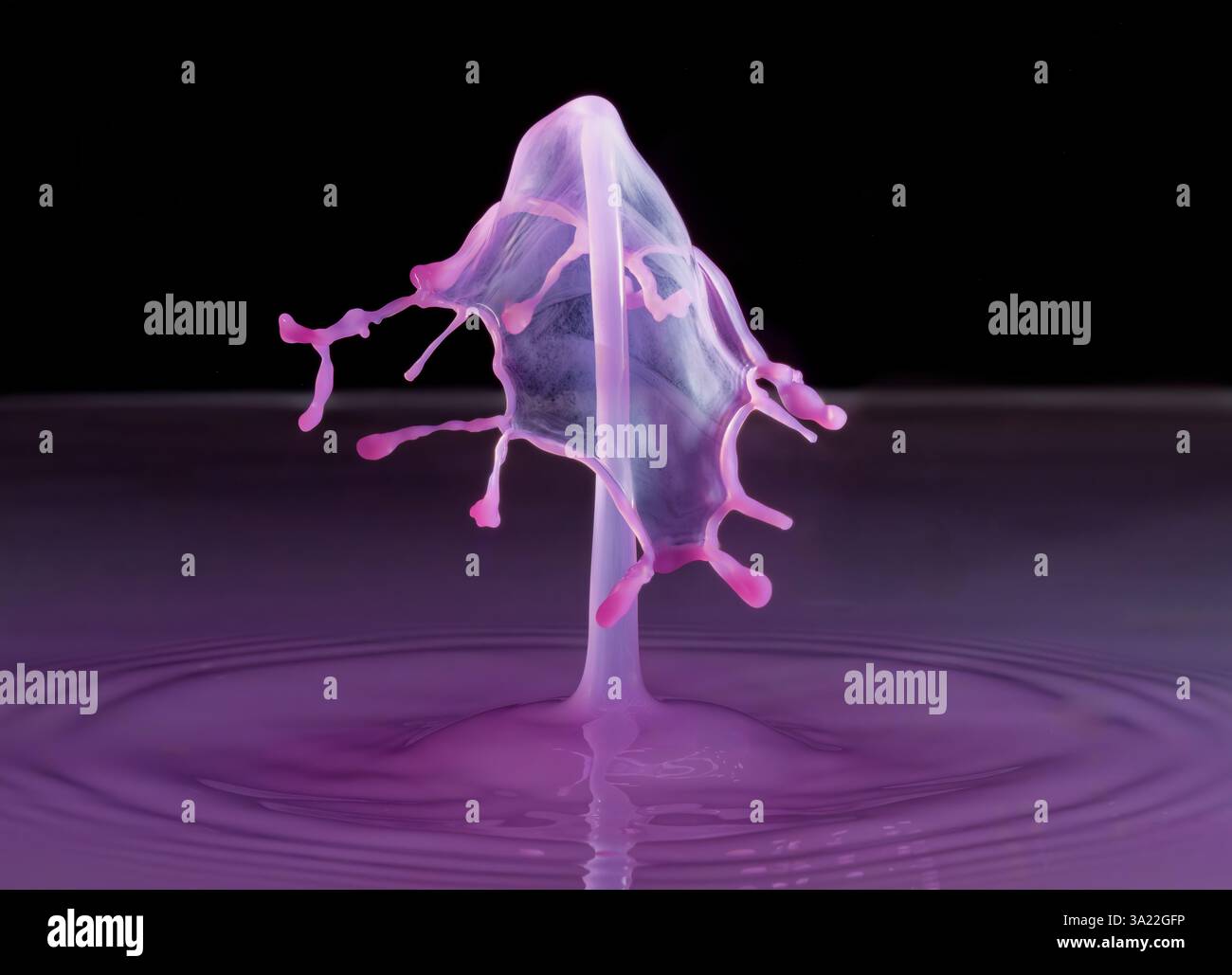 Immagini stravaganti di due gocce d'acqua che si scontrano creando forme insolite Foto Stock