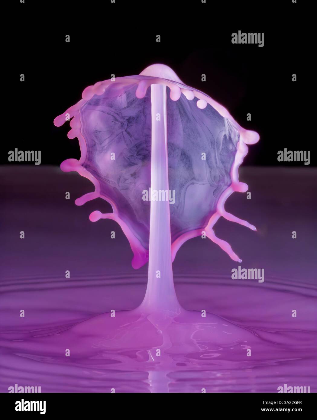 Immagini stravaganti di due gocce d'acqua che si scontrano creando forme insolite Foto Stock