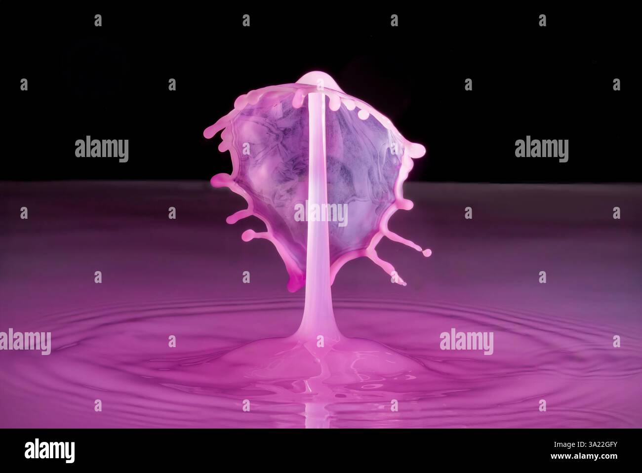 Immagini stravaganti di due gocce d'acqua che si scontrano creando forme insolite Foto Stock