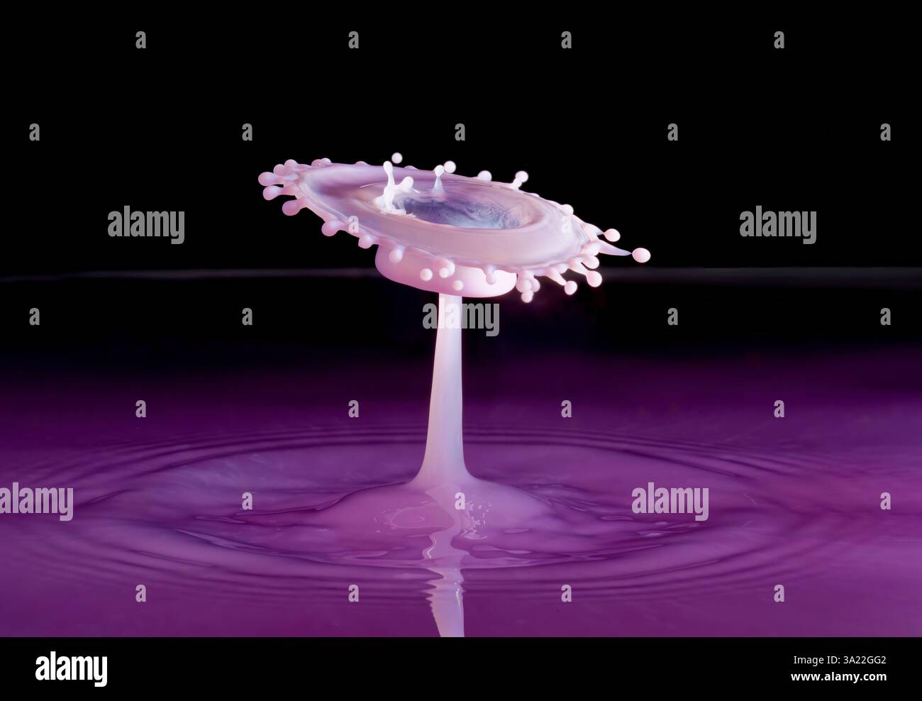 Immagini stravaganti di due gocce d'acqua che si scontrano creando forme insolite Foto Stock