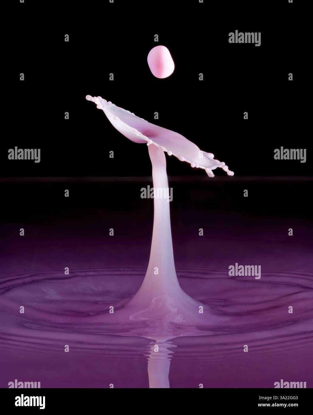 Immagini stravaganti di due gocce d'acqua che si scontrano creando forme insolite Foto Stock