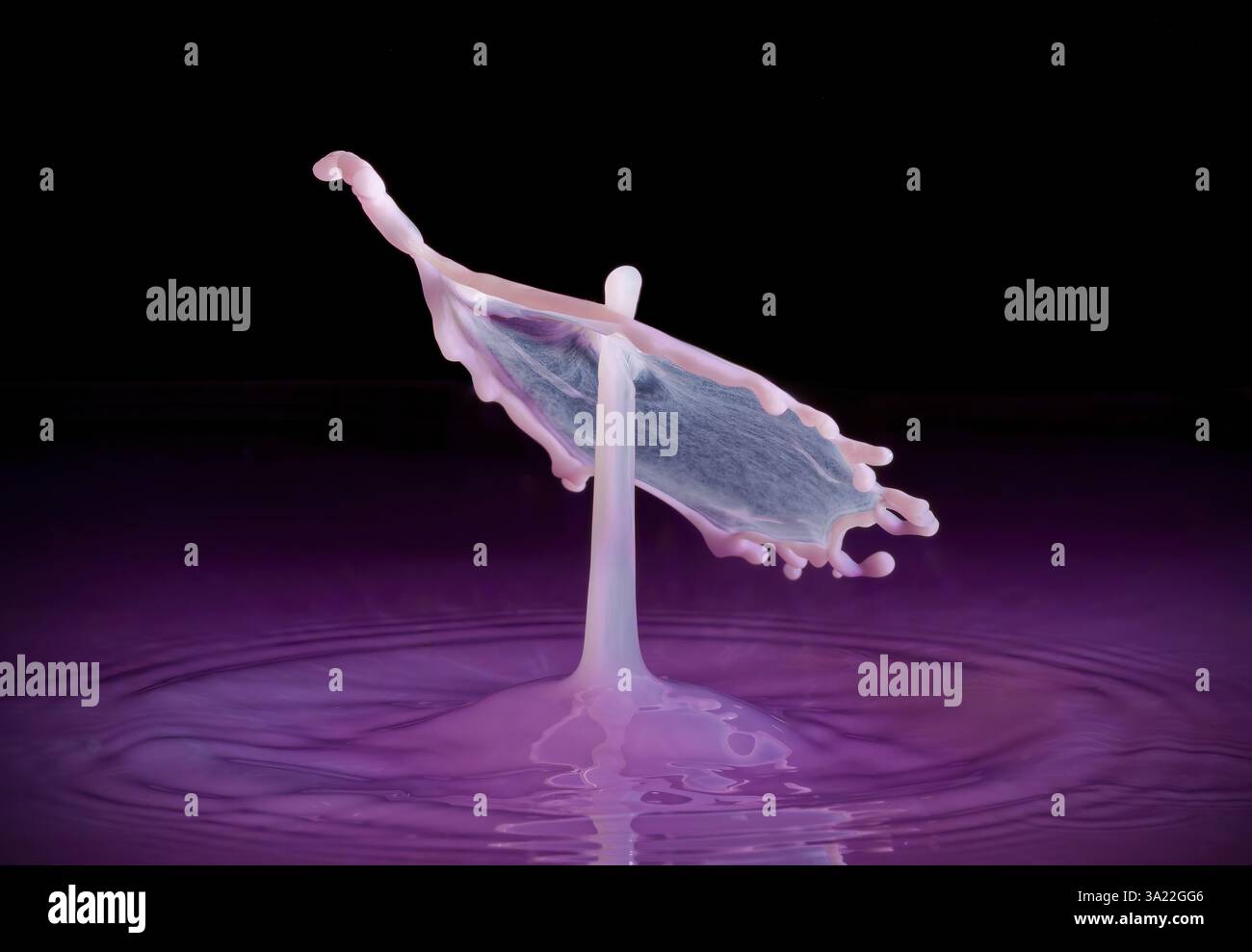 Immagini stravaganti di due gocce d'acqua che si scontrano creando forme insolite Foto Stock