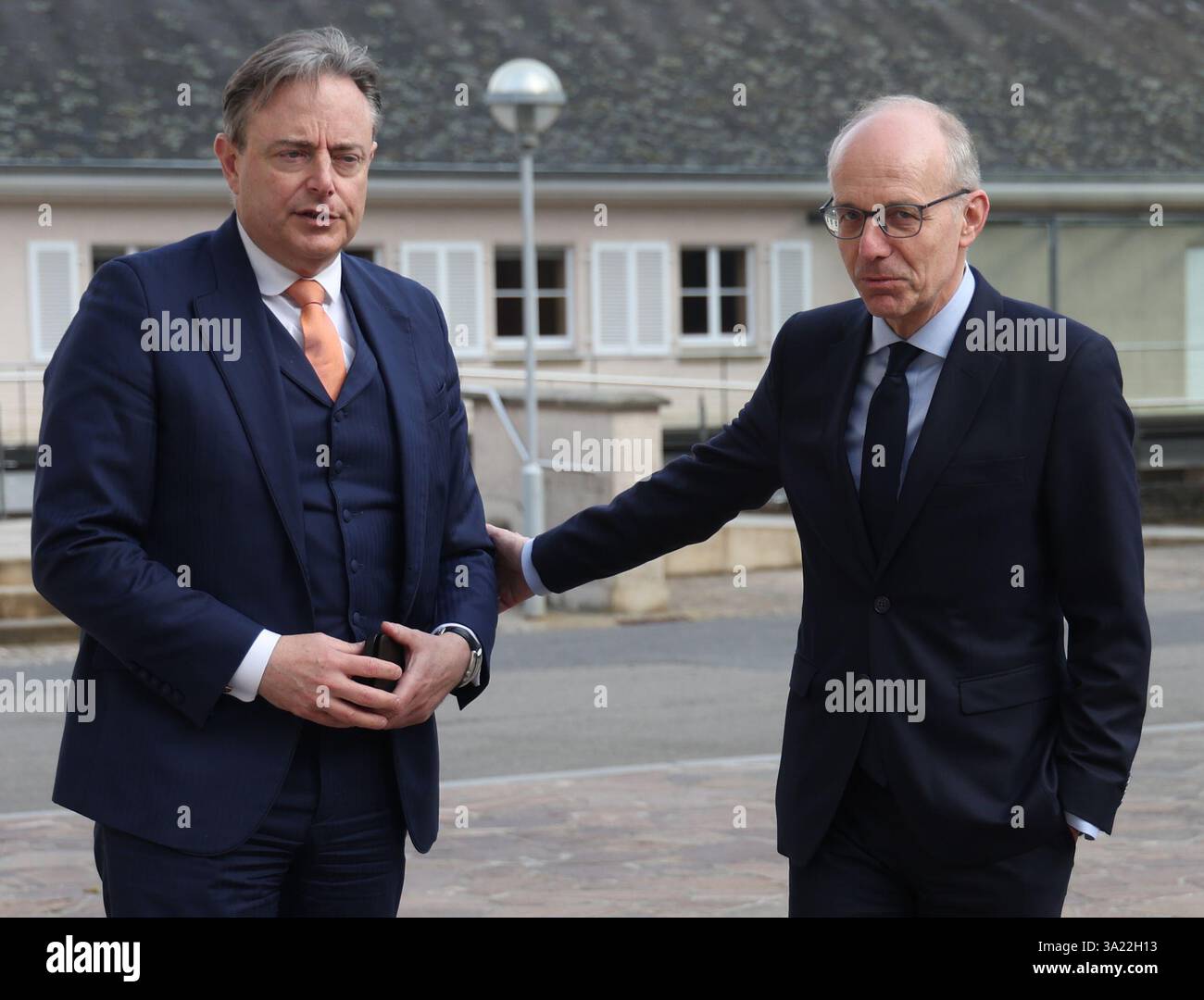 Senningen, Lussemburgo. 11 marzo 2025. Primo Ministro Bart De Wever, primo Ministro lussemburghese Luc Frieden e nella foto davanti a un vertice dei paesi del Benelux, Lussemburgo, Paesi Bassi e Belgio, martedì 11 marzo 2025, a Senningen, Lussemburgo. I tre capi di governo discuteranno le principali questioni della politica europea e internazionale. BELGA PHOTO VIRGINIE LEFOUR credito: Belga News Agency/Alamy Live News Foto Stock