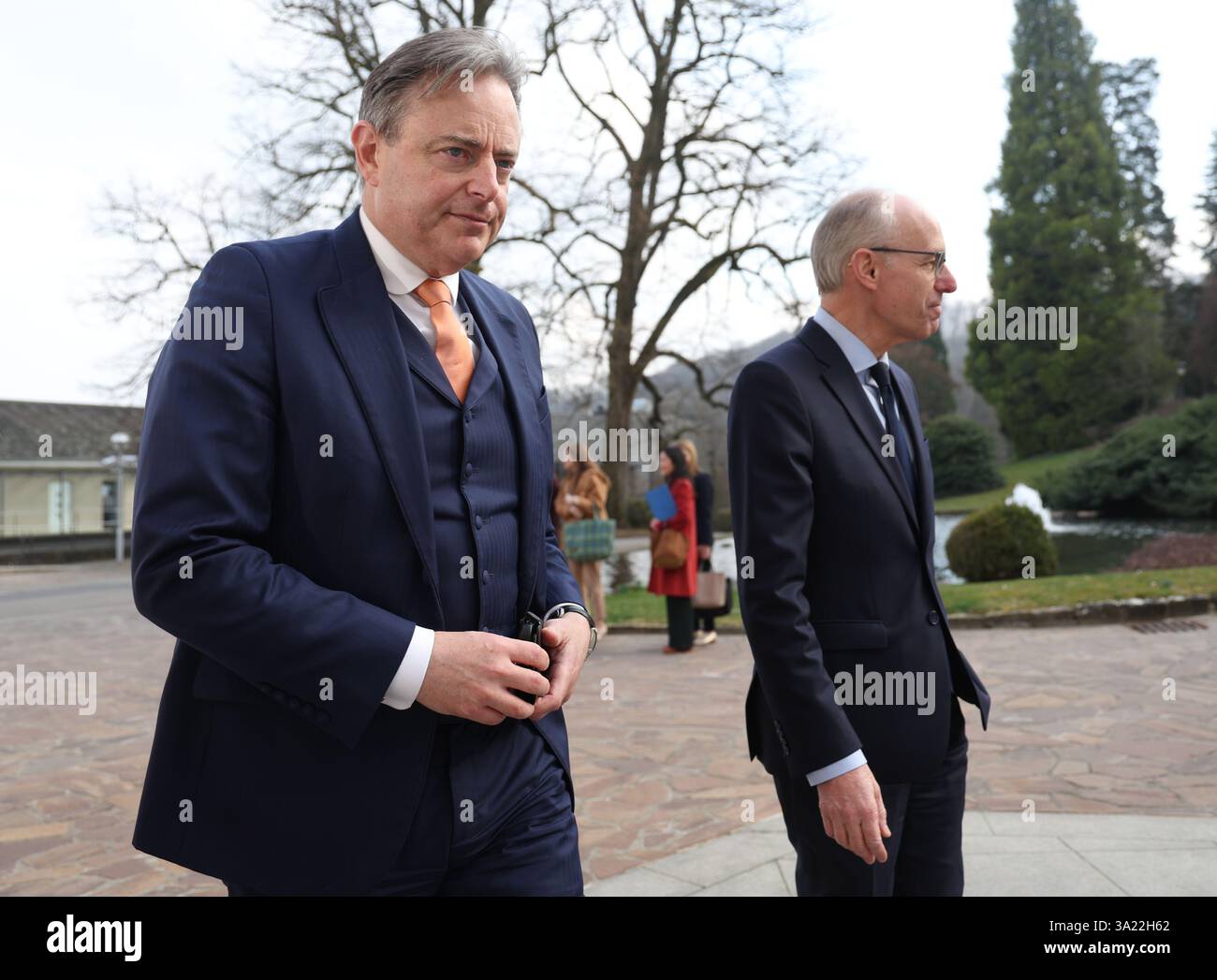 Senningen, Lussemburgo. 11 marzo 2025. Primo Ministro Bart De Wever, primo Ministro lussemburghese Luc Frieden e nella foto davanti a un vertice dei paesi del Benelux, Lussemburgo, Paesi Bassi e Belgio, martedì 11 marzo 2025, a Senningen, Lussemburgo. I tre capi di governo discuteranno le principali questioni della politica europea e internazionale. BELGA PHOTO VIRGINIE LEFOUR credito: Belga News Agency/Alamy Live News Foto Stock