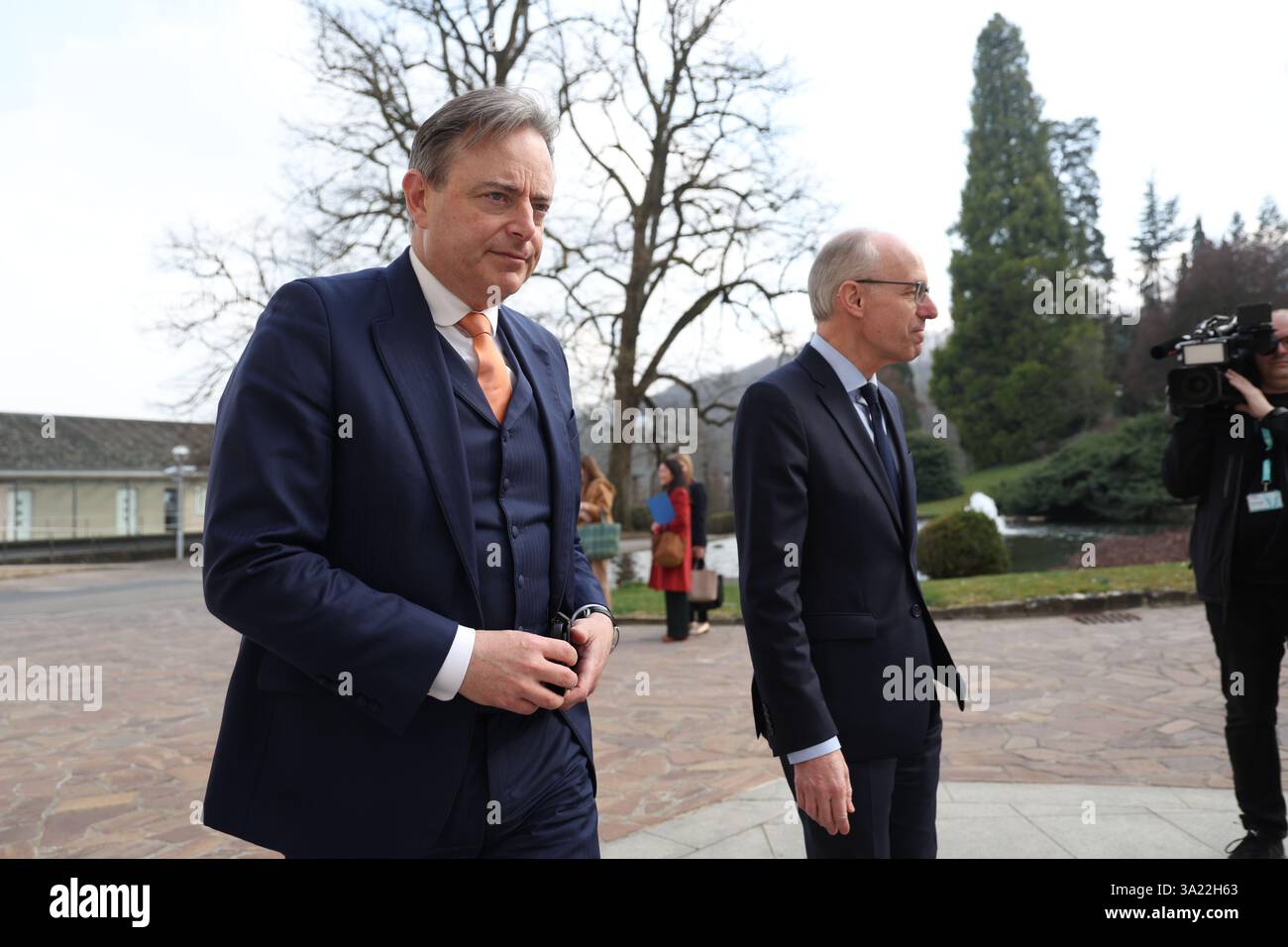 Senningen, Lussemburgo. 11 marzo 2025. Primo Ministro Bart De Wever, primo Ministro lussemburghese Luc Frieden e nella foto davanti a un vertice dei paesi del Benelux, Lussemburgo, Paesi Bassi e Belgio, martedì 11 marzo 2025, a Senningen, Lussemburgo. I tre capi di governo discuteranno le principali questioni della politica europea e internazionale. BELGA PHOTO VIRGINIE LEFOUR credito: Belga News Agency/Alamy Live News Foto Stock
