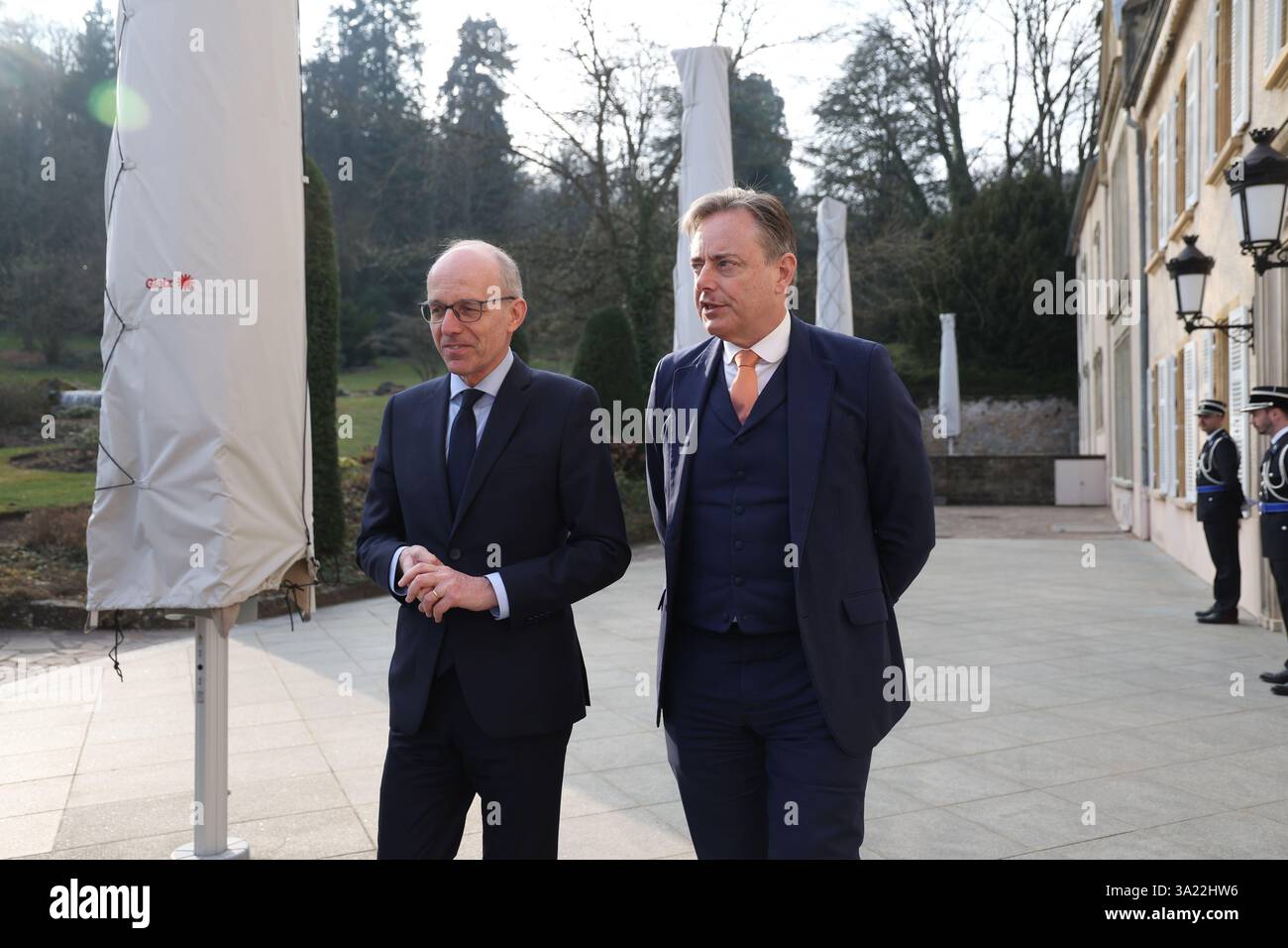 Senningen, Lussemburgo. 11 marzo 2025. Il primo ministro lussemburghese Luc Frieden e il primo ministro Bart De Wever nella foto di martedì 11 marzo 2025, a Senningen, Lussemburgo, Paesi Bassi e Belgio, durante un vertice dei paesi del Benelux, Lussemburgo. I tre capi di governo discuteranno le principali questioni della politica europea e internazionale. BELGA PHOTO VIRGINIE LEFOUR credito: Belga News Agency/Alamy Live News Foto Stock
