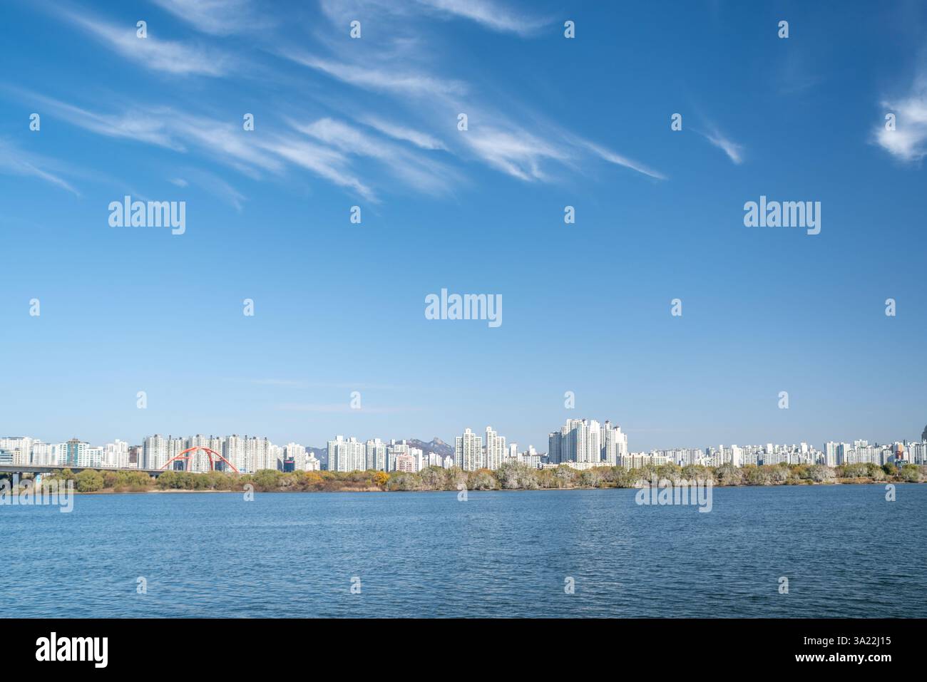 Il fiume Han Hangang e il paesaggio urbano di Seoul, capitale della Corea del Sud, il 27 novembre 2022 Foto Stock