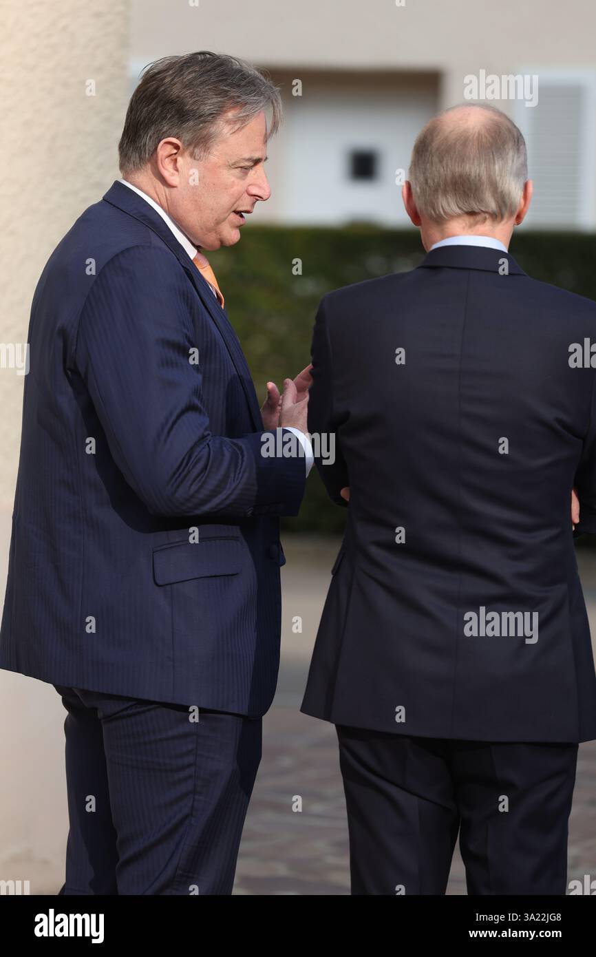 Senningen, Lussemburgo. 11 marzo 2025. Primo Ministro Bart De Wever, primo Ministro lussemburghese Luc Frieden e nella foto durante un vertice dei paesi del Benelux, Lussemburgo, Paesi Bassi e Belgio, martedì 11 marzo 2025, a Senningen, Lussemburgo. I tre capi di governo discuteranno le principali questioni della politica europea e internazionale. BELGA PHOTO VIRGINIE LEFOUR credito: Belga News Agency/Alamy Live News Foto Stock