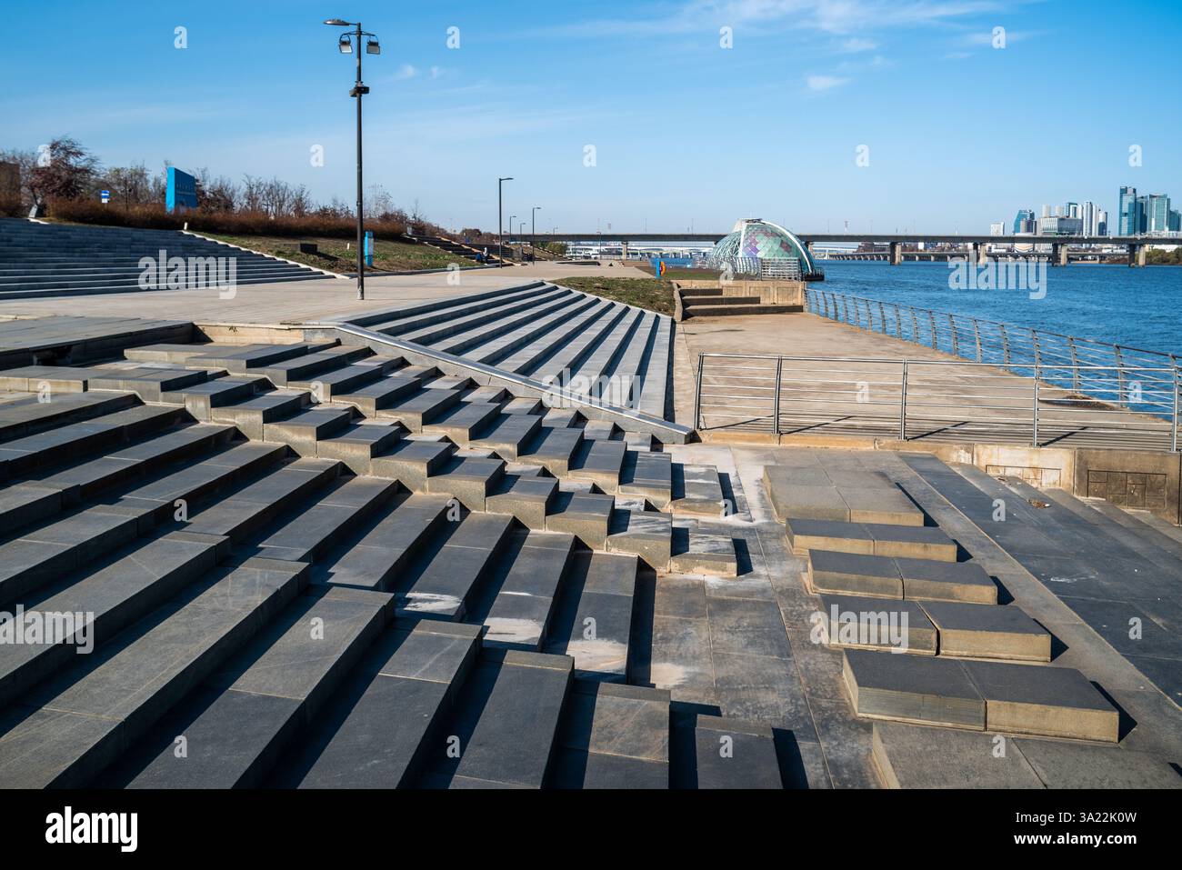 Il fiume Han Hangang e il paesaggio urbano di Seoul, capitale della Corea del Sud, il 27 novembre 2022 Foto Stock