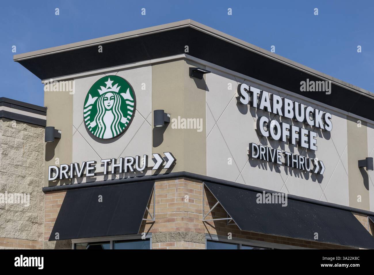 Noblesville - 9 marzo 2025: Catena Starbucks Coffee House. Starbucks ha sedi di caffè in oltre 80 paesi. Foto Stock