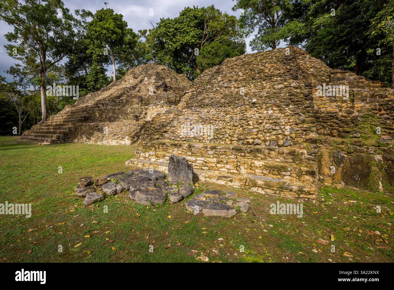 I templi Maya di Cahal Pech sito archeologico a San Ignacio, Belize, America centrale Foto Stock