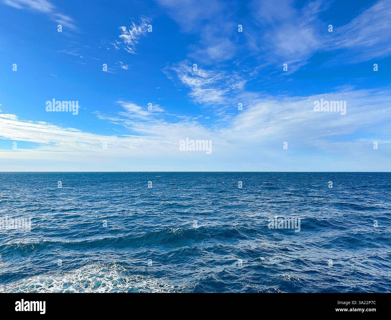 Il paesaggio marino dell'Oceano Atlantico da una nave da crociera. Niente persone. Concetto di viaggio. - Immagine stock catturata con smartphone