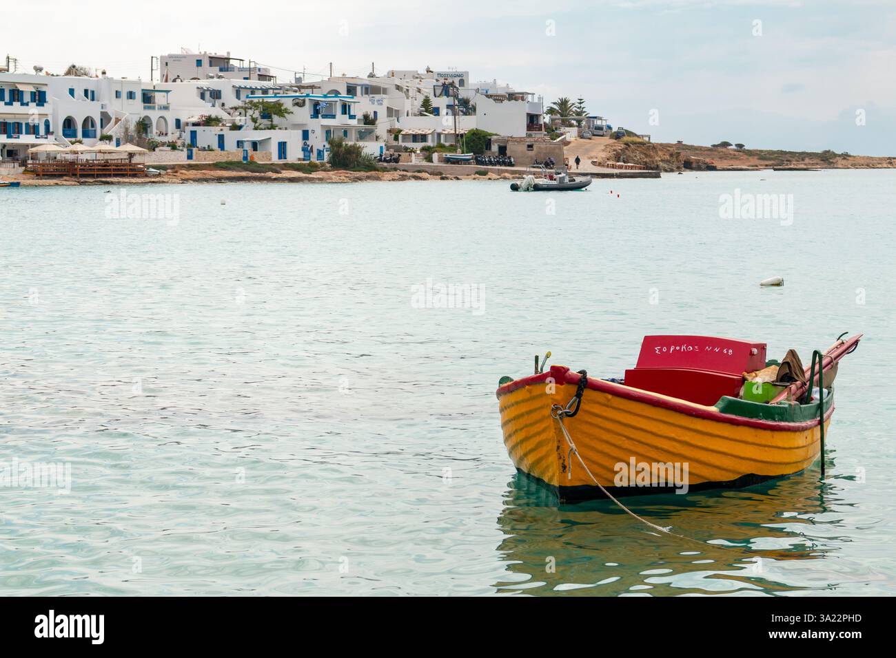 Barca a remi all'isola di Ano Koufonisi nelle Cicladi, Grecia. Tradizionali edifici bianchi della città principale di Chora sullo sfondo Foto Stock