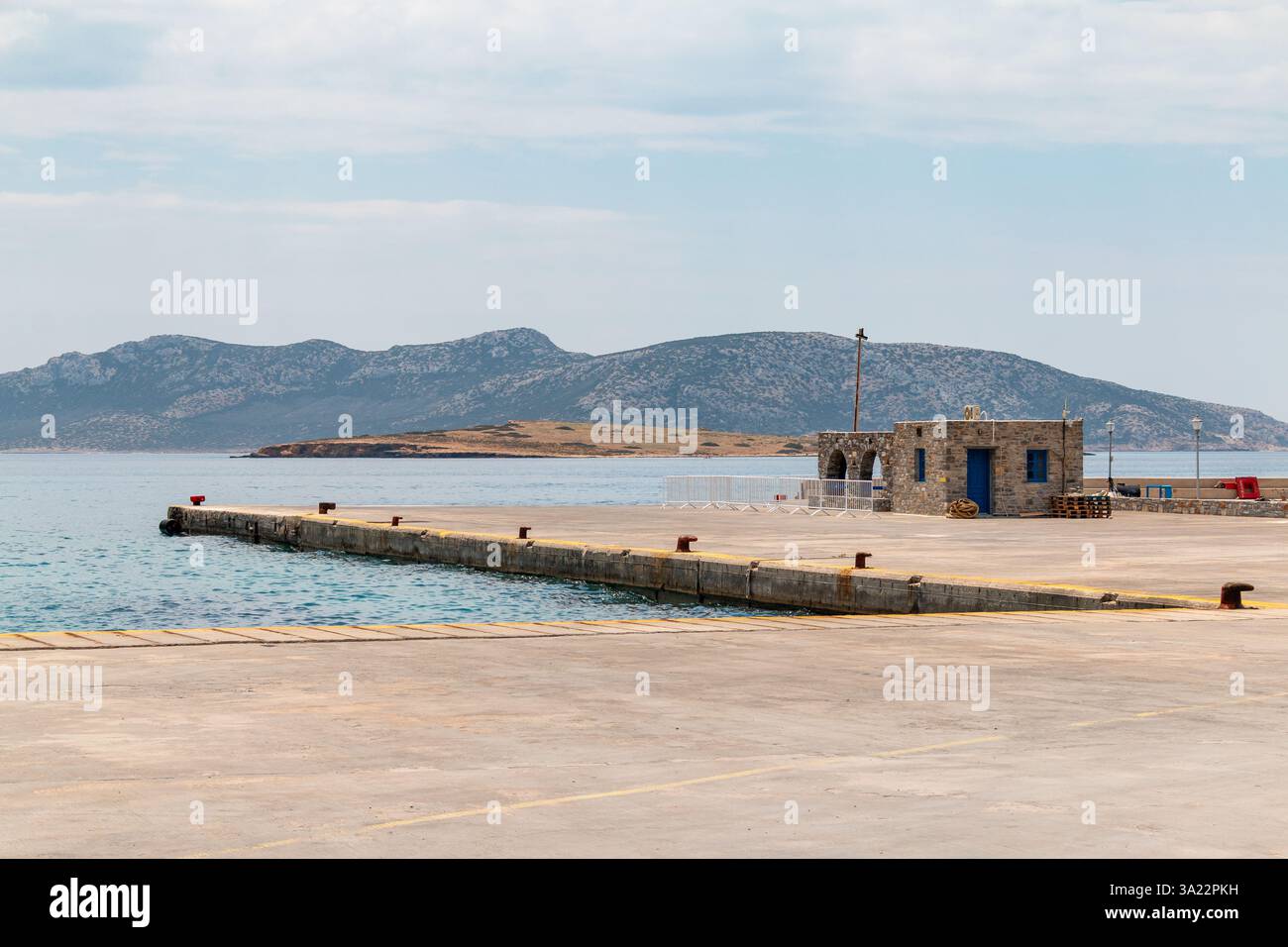 Terminal dei traghetti al porto di Koufonisia sull'isola di Ano Koufonisi nelle Cicladi, Grecia Foto Stock