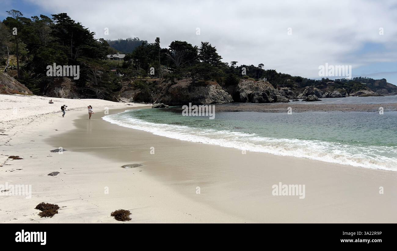 Spiaggia sabbiosa e acque turchesi a Gibson Beach nella Point Lobos State Natural Reserve, Carmel by the Sea, Monterey, costa del Pacifico, California USA Foto Stock