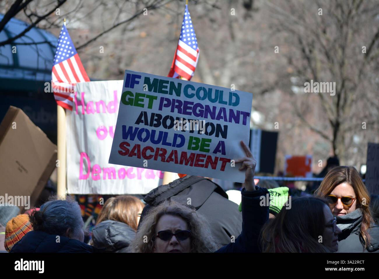 Cartelli per una marcia della giornata internazionale della donna a New York. Foto Stock
