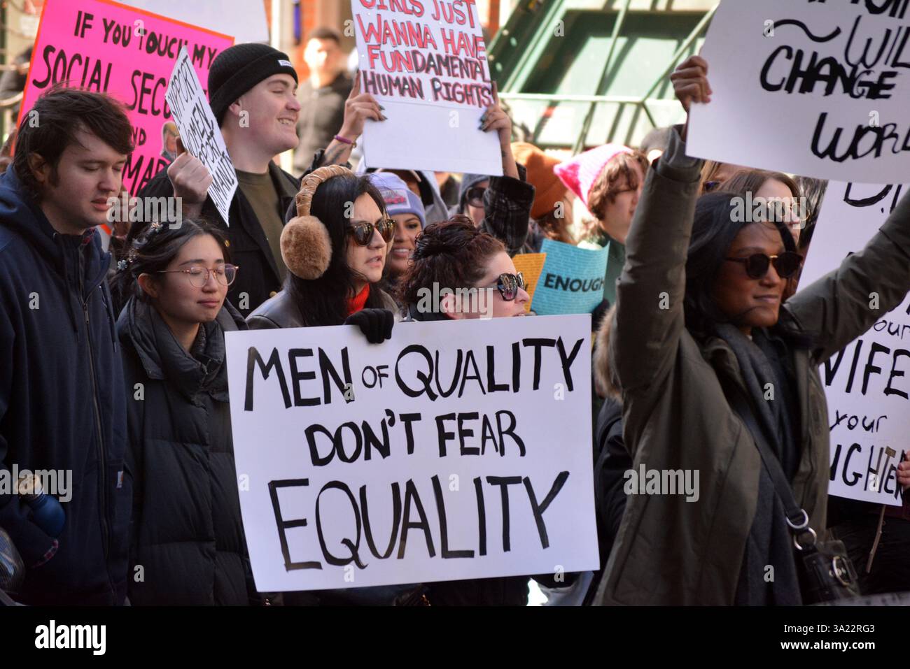 Cartelli per una marcia della giornata internazionale della donna a New York. Foto Stock