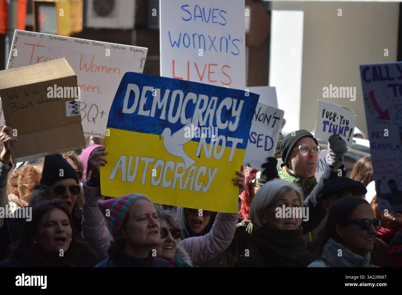Dimostranti che sostengono l'Ucraina durante una marcia della giornata internazionale della donna a New York. Foto Stock
