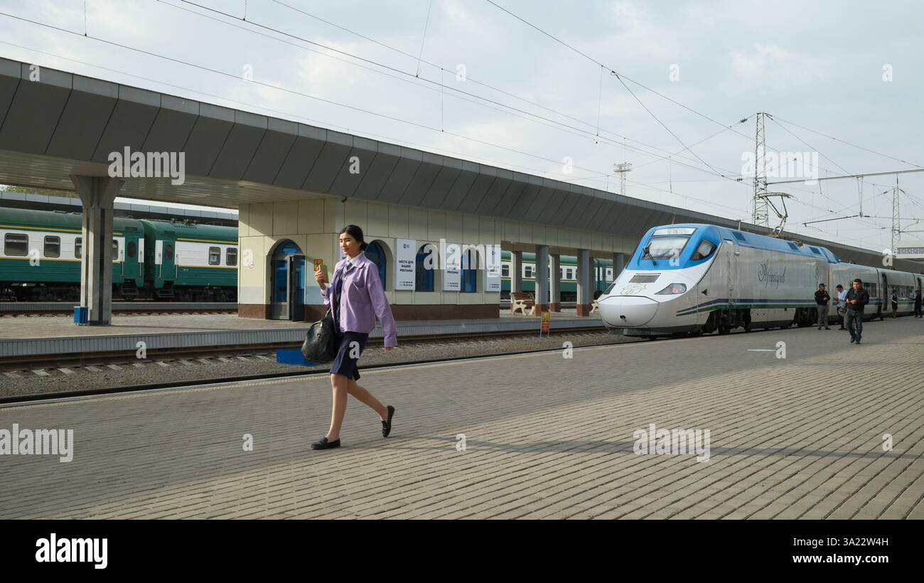 Tashkent, Uzbekistan 1 ottobre 2024: Afrosiyob, una ferrovia ad alta velocità in Uzbekistan. uno dei treni più importanti a tashkent Foto Stock