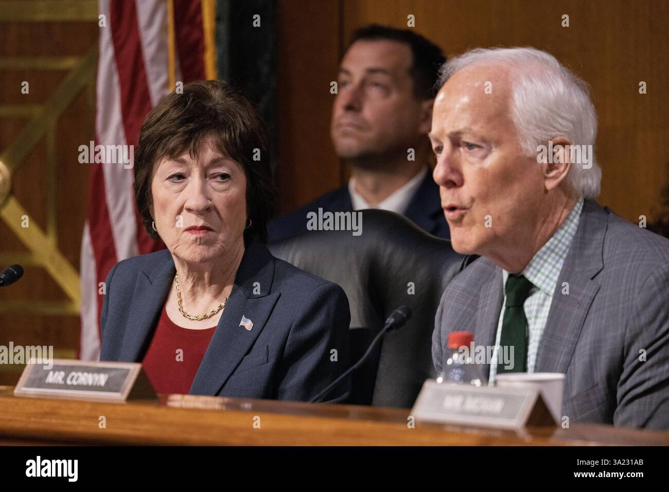 Washington DC - 30 gennaio 2025: La senatrice del Maine Susan Collins guarda come parla il senatore del Texas John Cornyn. Foto Stock