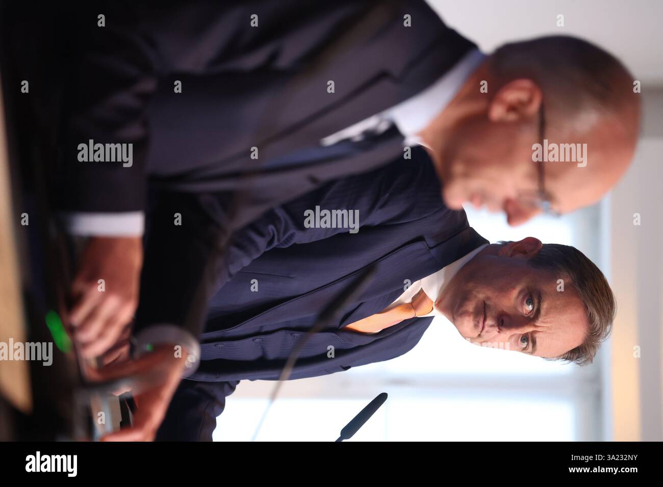 Senningen, Lussemburgo. 11 marzo 2025. Il primo ministro lussemburghese Luc Frieden e il primo ministro Bart De Wever, nella foto di un vertice dei paesi del Benelux, Lussemburgo, Paesi Bassi e Belgio, a Senningen, Lussemburgo. I tre capi di governo discuteranno le principali questioni della politica europea e internazionale. BELGA PHOTO VIRGINIE LEFOUR credito: Belga News Agency/Alamy Live News Foto Stock