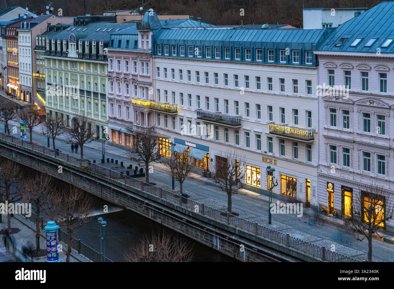 Si tratta di una vista della storica architettura fluviale di Karlovy Vary, una popolare città termale conosciuta per la sua storia e le sorgenti termali calde il 24 dicembre 2024 Foto Stock