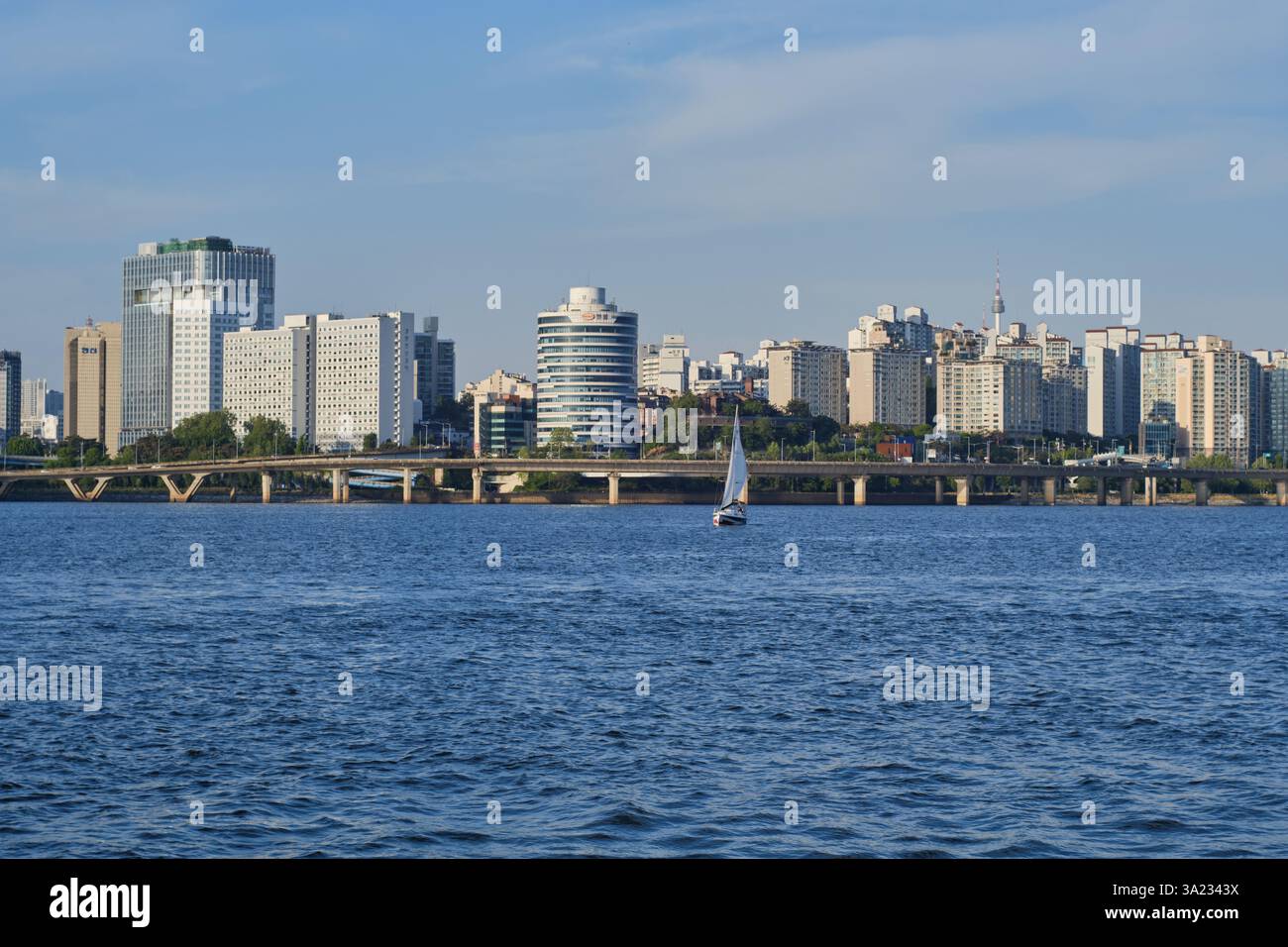 Il fiume Han Hangang e il paesaggio urbano di Seoul, capitale della Corea del Sud, il 5 maggio 2022 Foto Stock