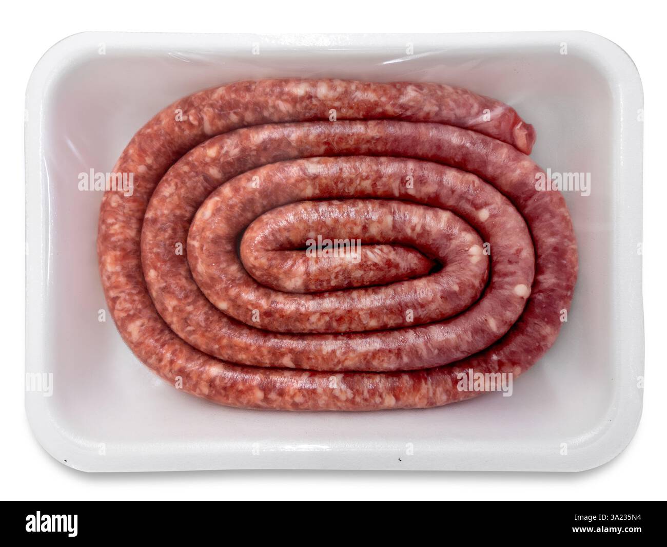 Salsiccia di maiale italiana chiamata Luganiga sigillata in un vassoio di plastica bianco isolato su bianco con percorso di ritaglio incluso Foto Stock