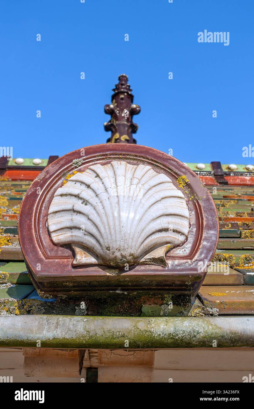 Primo piano di conchiglie e tegole di tetto smaltate sul neogotico Paravang, frangivento risalente alla Belle Epoque a Blankenberge, Fiandre occidentali, Belgio Foto Stock