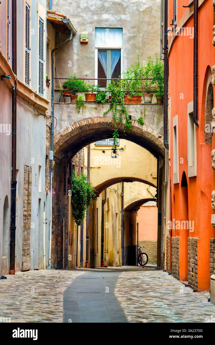 Un vicolo stretto nel centro storico di Foligno, Italia Foto Stock