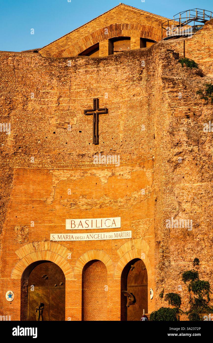 La facciata di Santa Maria degli Angeli e dei Martiri, una basilica a Roma, Italia, al tramonto Foto Stock