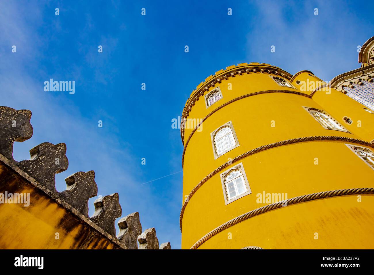 Scopri gli incantevoli colori e l'intricato design del Palazzo Nazionale di pena a Sintra, Portogallo, un capolavoro romanticista ricco di storia e. Foto Stock