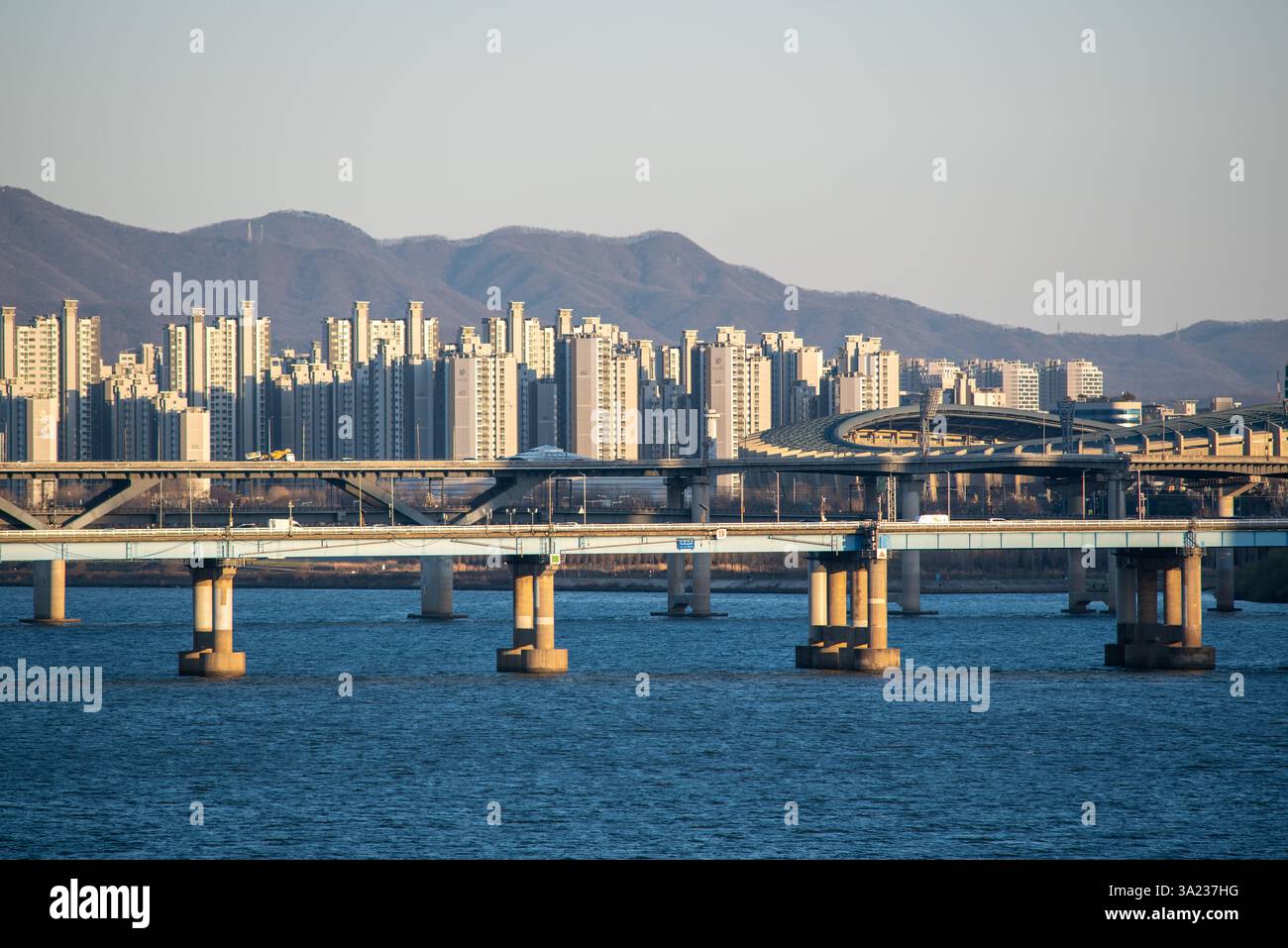 Il fiume Han Hangang e il paesaggio urbano di Seoul, capitale della Corea del Sud, il 27 marzo 2022 Foto Stock