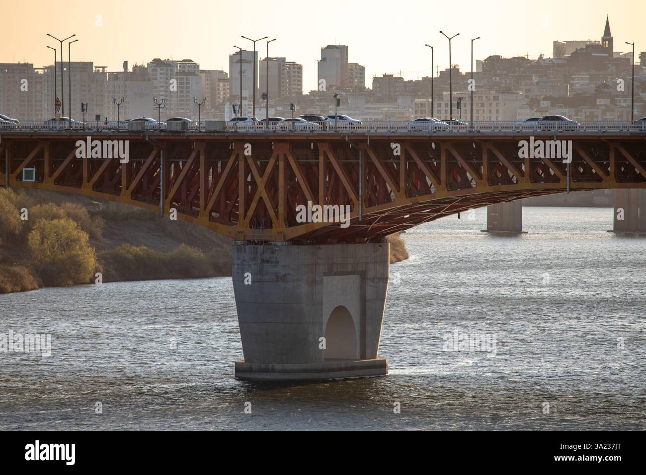Il fiume Han Hangang e il paesaggio urbano di Seoul, capitale della Corea del Sud, il 27 marzo 2022 Foto Stock